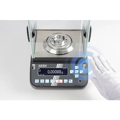 Een laboratoriumweegschaal met een digitaal display toont '0,00000 g'. Een hand in witte handschoenen raakt een blauw symbool aan dat aanraaksensortechnologie aangeeft.