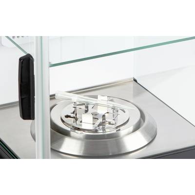 Een reageerbuis ligt op een metalen standaard in een laboratoriumapparatuur. De uitrusting wordt gebruikt voor wetenschappelijke analyse.
