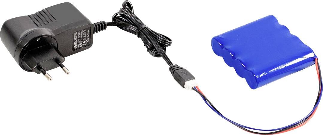 Een oplader met een opgerolde kabel ligt naast een blauwe accu die op de kabel is aangesloten.