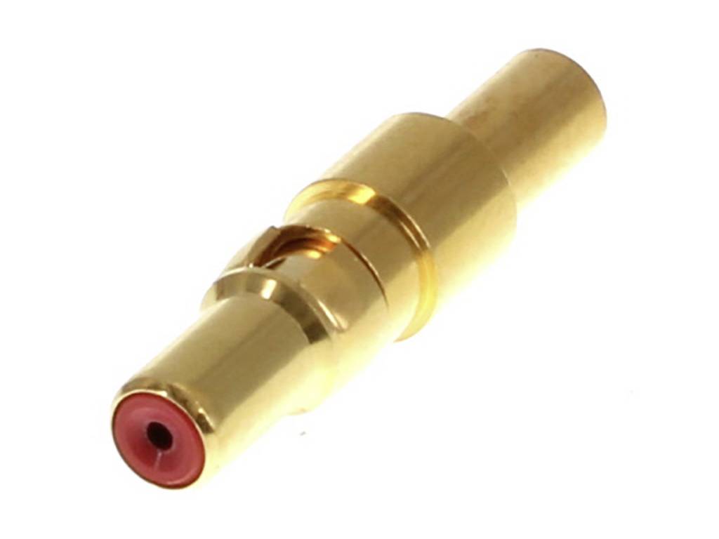 Een goudkleurige metalen stekker met een cilindrische vorm en een rode binnenkant, waarschijnlijk een elektrische of audiovisuele aansluiting.