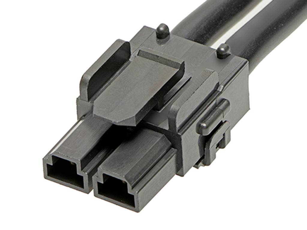 Zwarte elektrische stekker met twee aansluitingen, verbonden met twee kabels, ISO-gemarkeerd, close-up.