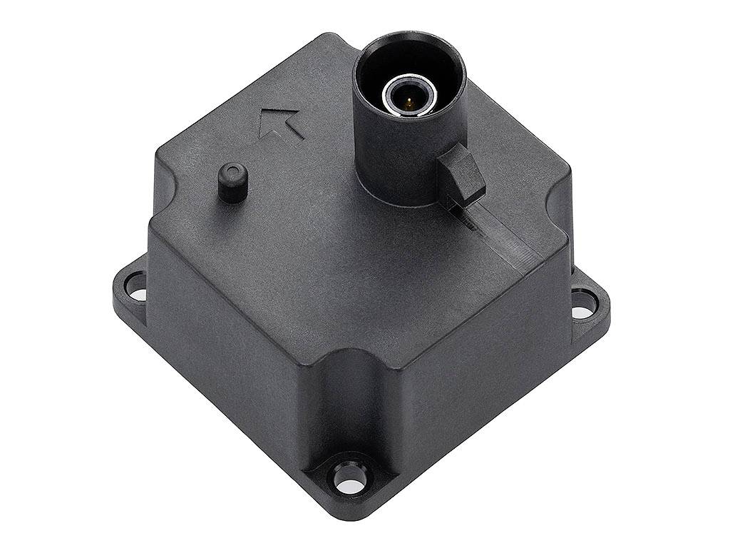 Een zwarte sensor met een vierkante behuizing en een stekkeraansluiting is mogelijk bedoeld voor montage in een machine.