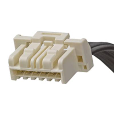 Witte elektrische stekker met meerdere pinnen en aangesloten kabel, gebruikt voor aansluiting in elektronische apparaten.