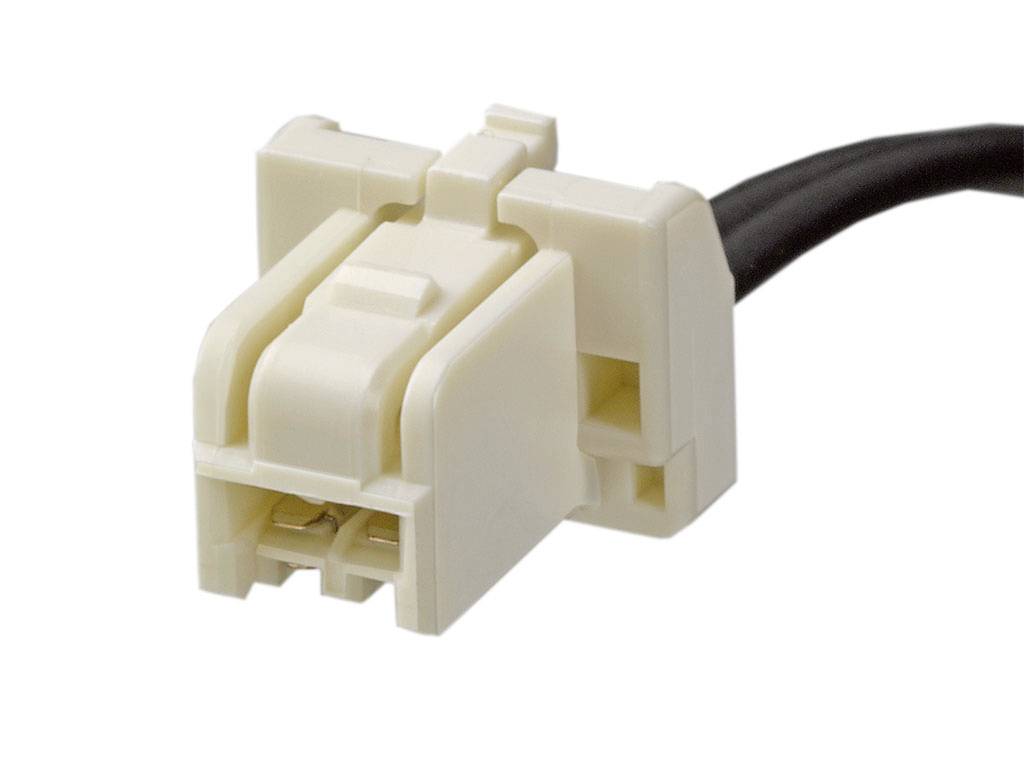 Een witte elektrische stekker met een zwart kabel is zichtbaar. De connector heeft een vierkante, robuuste vorm.