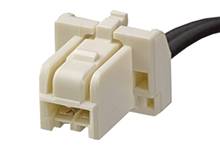 Een beige kunststof stekker met zwarte kabelaansluiting, geschikt voor verbinding in elektronische apparaten.