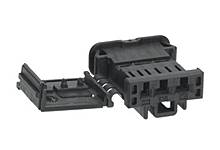Een zwarte, rechthoekige elektrische connector met meerdere aansluitingen en een open vergrendelmechanisme.