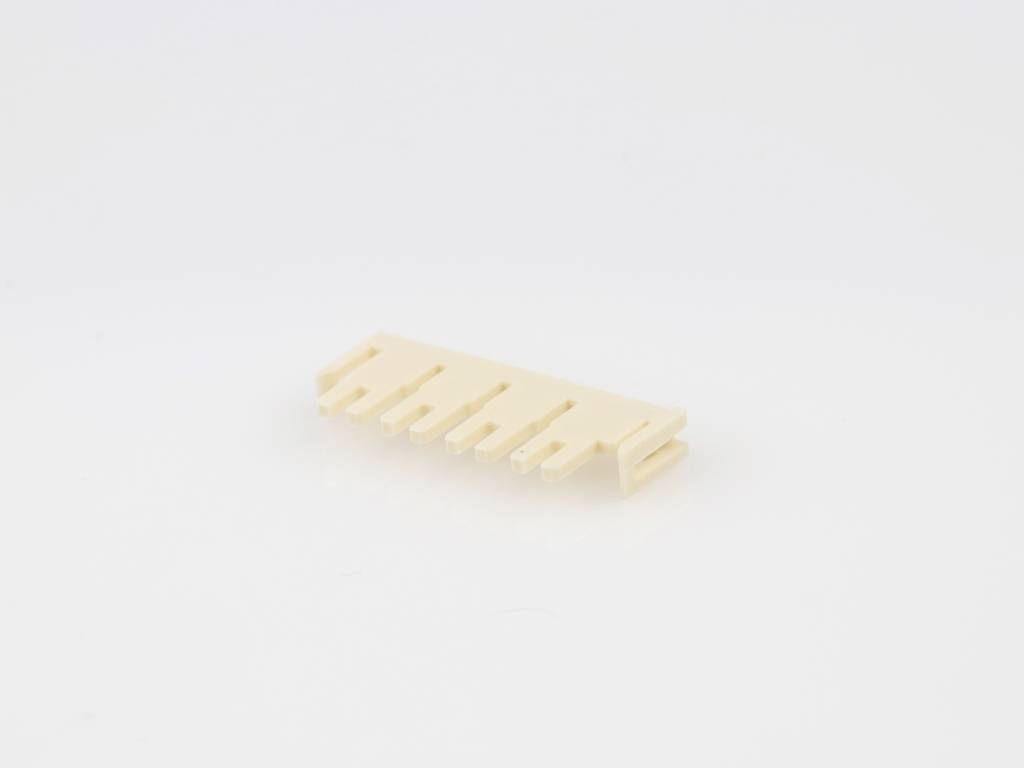 Plastic stekker met zeven platte contacten op een witte achtergrond.