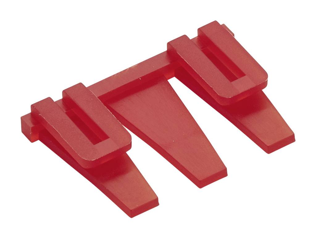 Rood kunststof onderdeel met drie langwerpige, puntig toelopende uiteinden die parallel aan elkaar zijn gerangschikt. Een functioneel object.