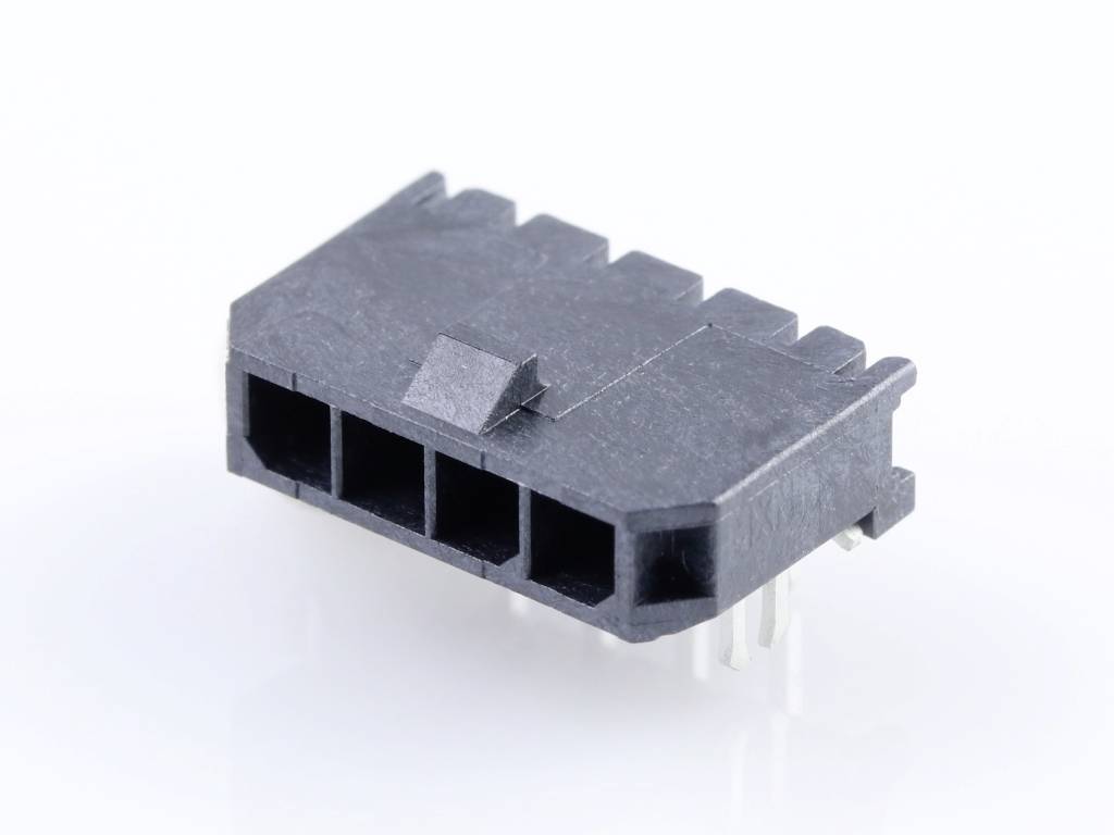 Zwarte 4-polige Molex-connector met zichtbare metalen pinnen op een witte achtergrond. Geschikt voor elektronische verbindingen.