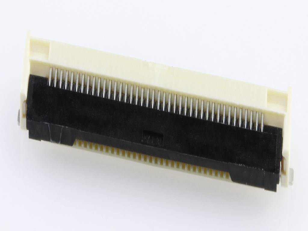 Een witte stekker met talrijke zilveren pinnen in twee rijen op een witte achtergrond, gebruikt in elektronische apparaten.