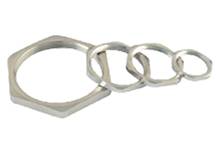 Vier verschillende grote, in elkaar verstrengelde metalen ringen liggen op een oppervlak.
