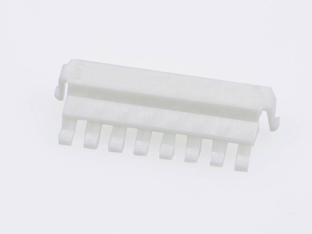 Een witte kunststof stekker met meerdere aansluitpunten, waarschijnlijk een elektrisch of elektronisch verbindingselement.