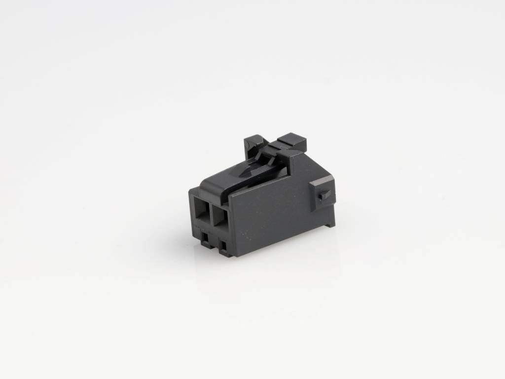 Een zwart, rechthoekig stuk plastic met kleine uitsteeksels en een verdieping, mogelijk een onderdeel voor elektronische apparaten.