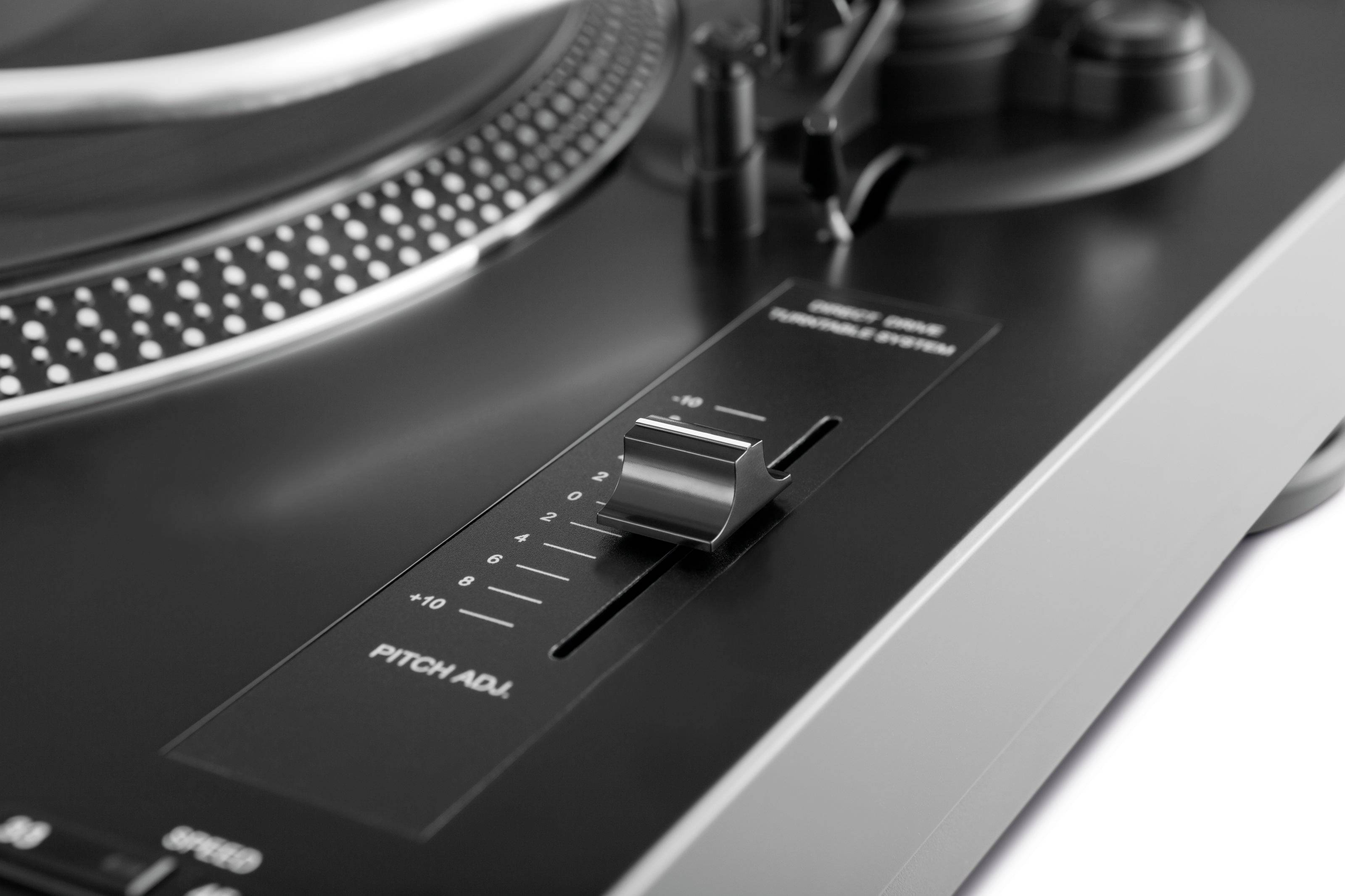 Een close-up van een platenspeler die de pitch-schuif laat zien. De pitch-schuif is ingesteld op '+10'.