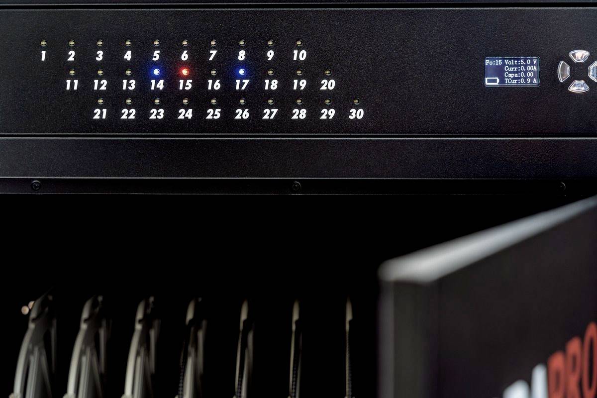 'Serverrek met genummerde lampjes, waarvan enkele actief. Display rechts toont 'Poort 6 uit', 'CPU 0,4'. Geopende deur met zichtbare kabels.'