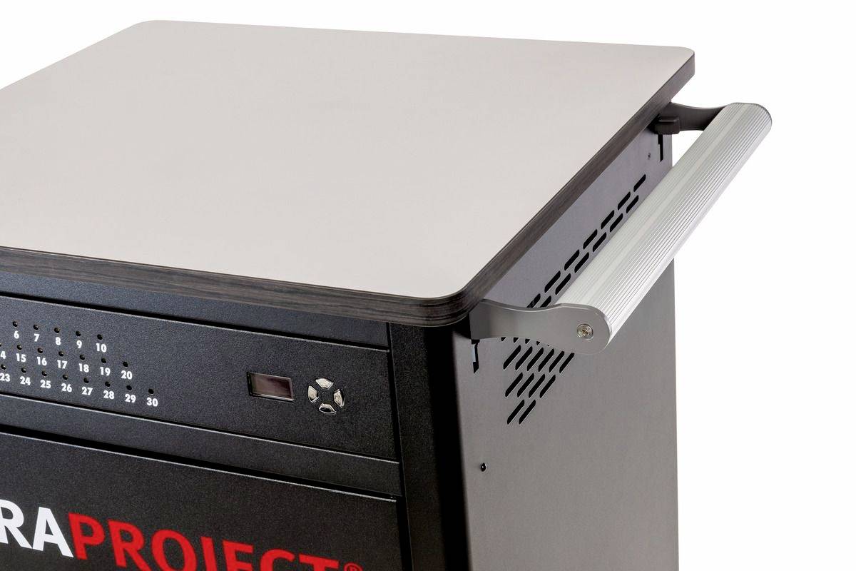 Een zwarte kast met een metalen handgreep en getoonde cijfers. Bovenaan is een lichte afdekking zichtbaar.