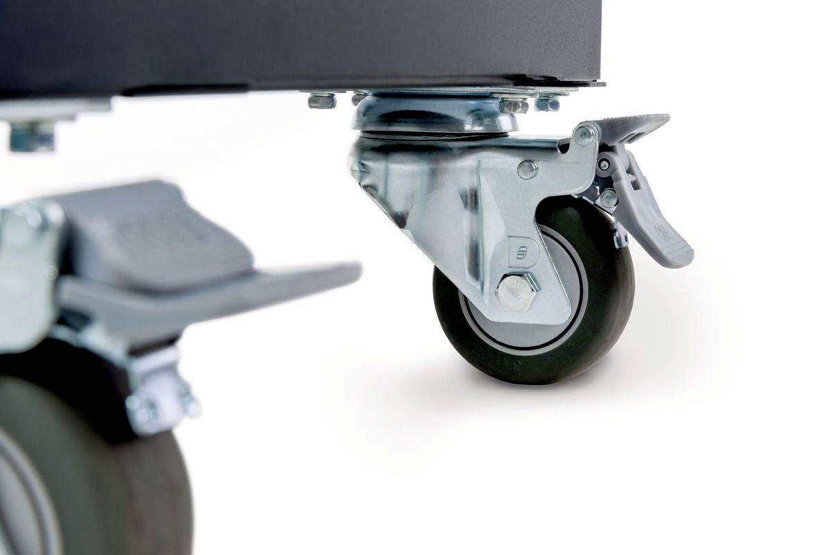 Close-up van twee zwenkbare wielen met vastzetremmen op een metalen frame, die stabiliteit en mobiliteit bieden.