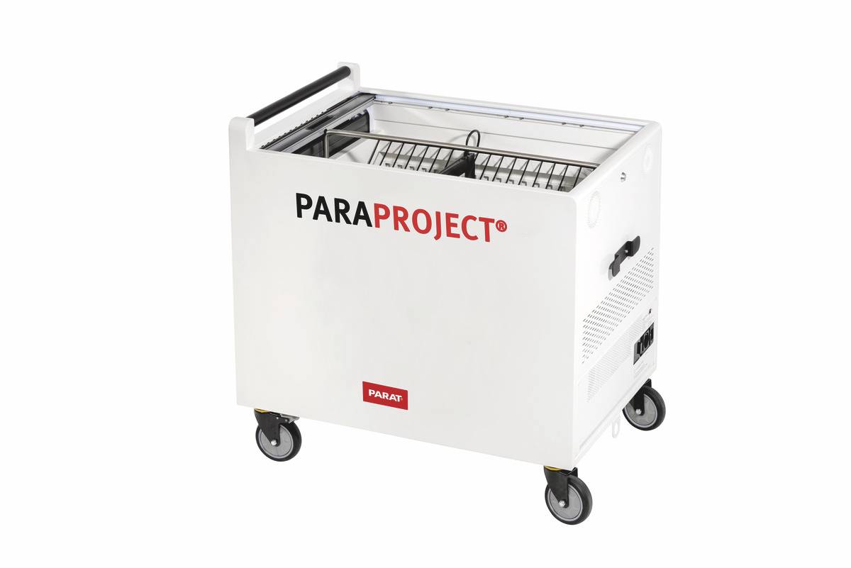 Witte mobiele opslagwagen met wielen, bedrukt met 'PARAPROJECT'. Bovenste deel met rooster, geschikt voor het opslaan van apparaten.