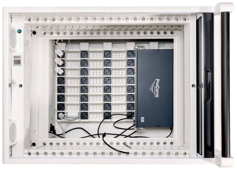 Een open netwerkrek met een ProCurve-switch, meerdere netwerkkabels en stekkerdozen.