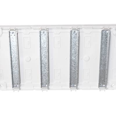 Witte kunststof oppervlak met vier parallel geplaatste, zilveren metalen steunen.