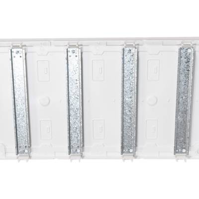 Witte kunststof oppervlak met vier verticale, metalen versterkingselementen.