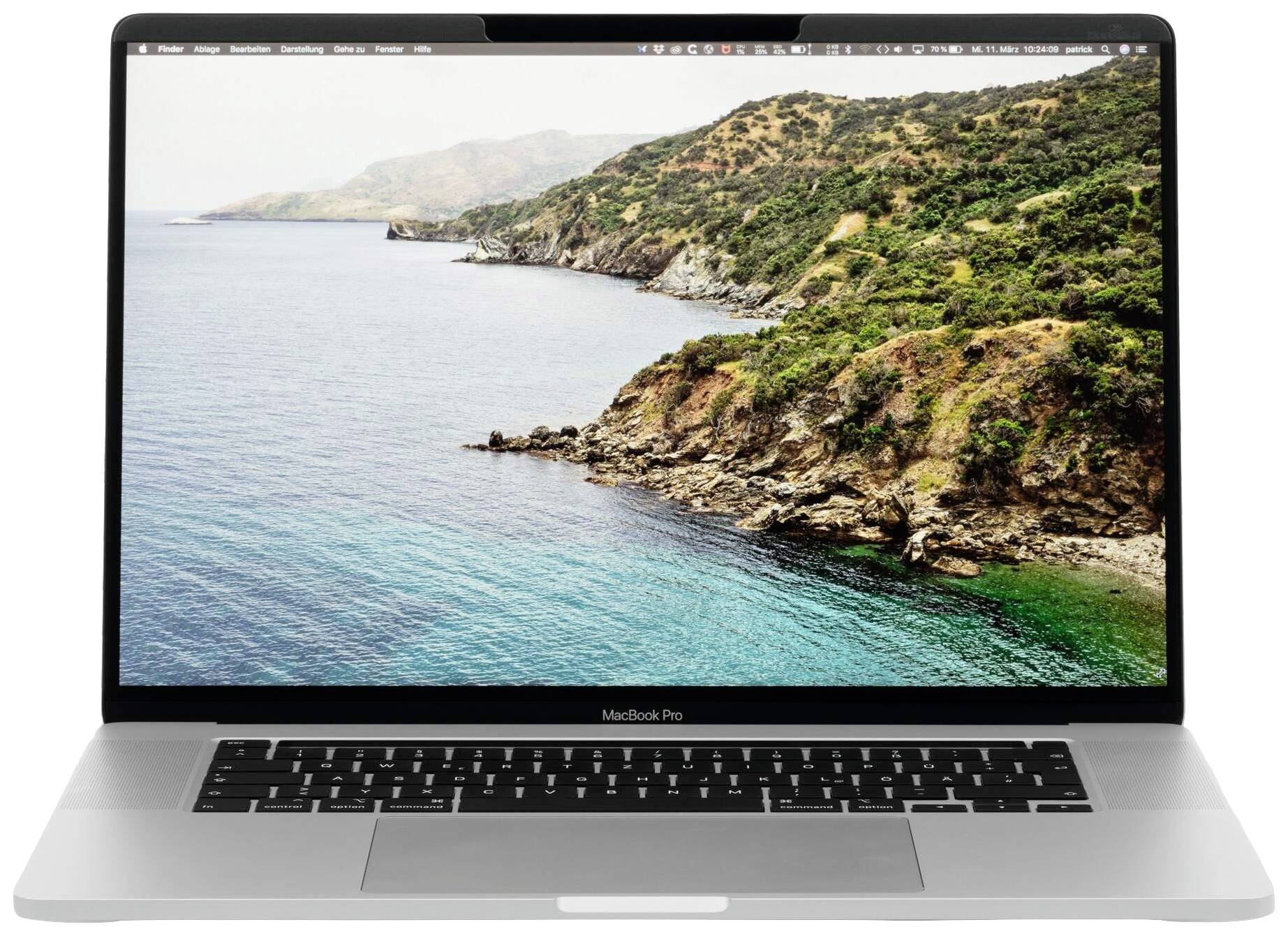 Een open laptop toont op het scherm een landschap met zee en kust. Het apparaat is een moderne laptop in zilver.