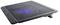 Laptopkoeler met zwart netweefsel en blauwe LED-verlichting, staand op een tafel, licht gekanteld voor betere luchtstroom.