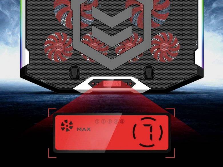 Laptop-koeler met rode LED-verlichting en een digitaal display waarop 'MAX 7' wordt weergegeven. Achtergrond in blauw en zwart.
