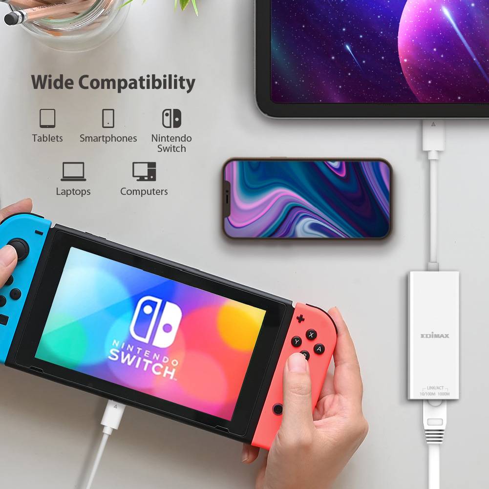 Verschillende apparaten, waaronder een tablet en een Nintendo Switch, verbonden met een adapter. Tekst: 'Brede compatibiliteit'.