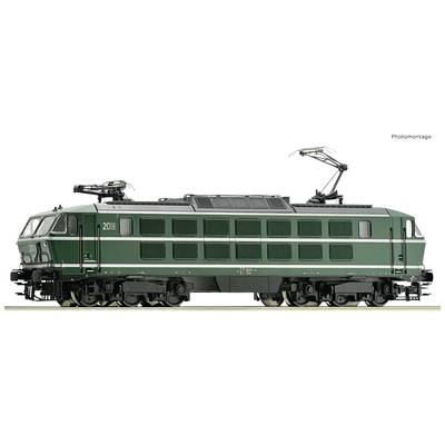 Groene elektrische locomotief met twee stroomafnemers op het dak, gefotografeerd van opzij tegen een witte achtergrond.