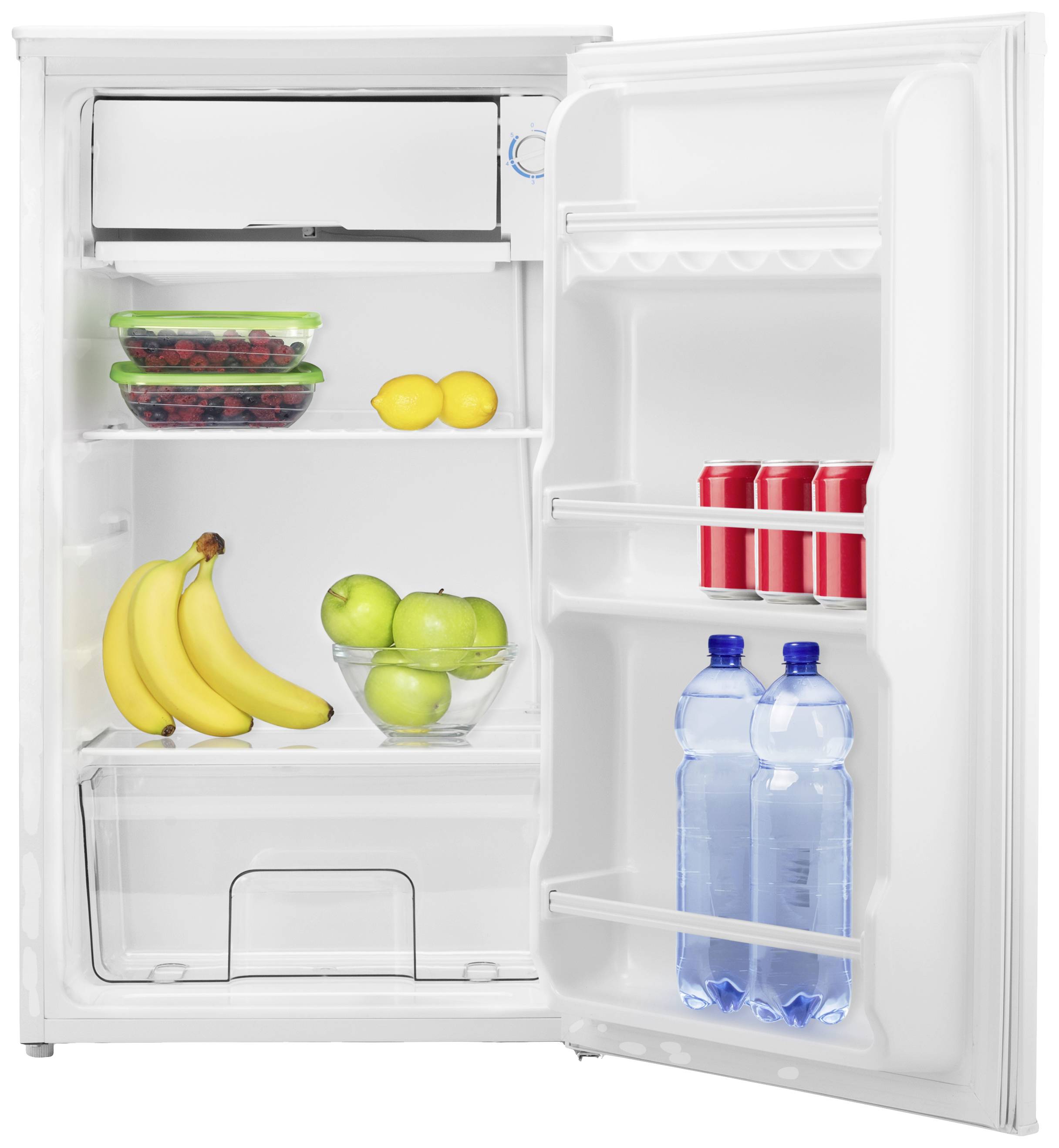 Openstaande koelkast met bevroren bessen, citroenen, bananen en appels, melkflessen in de deur en twee grote waterflessen.