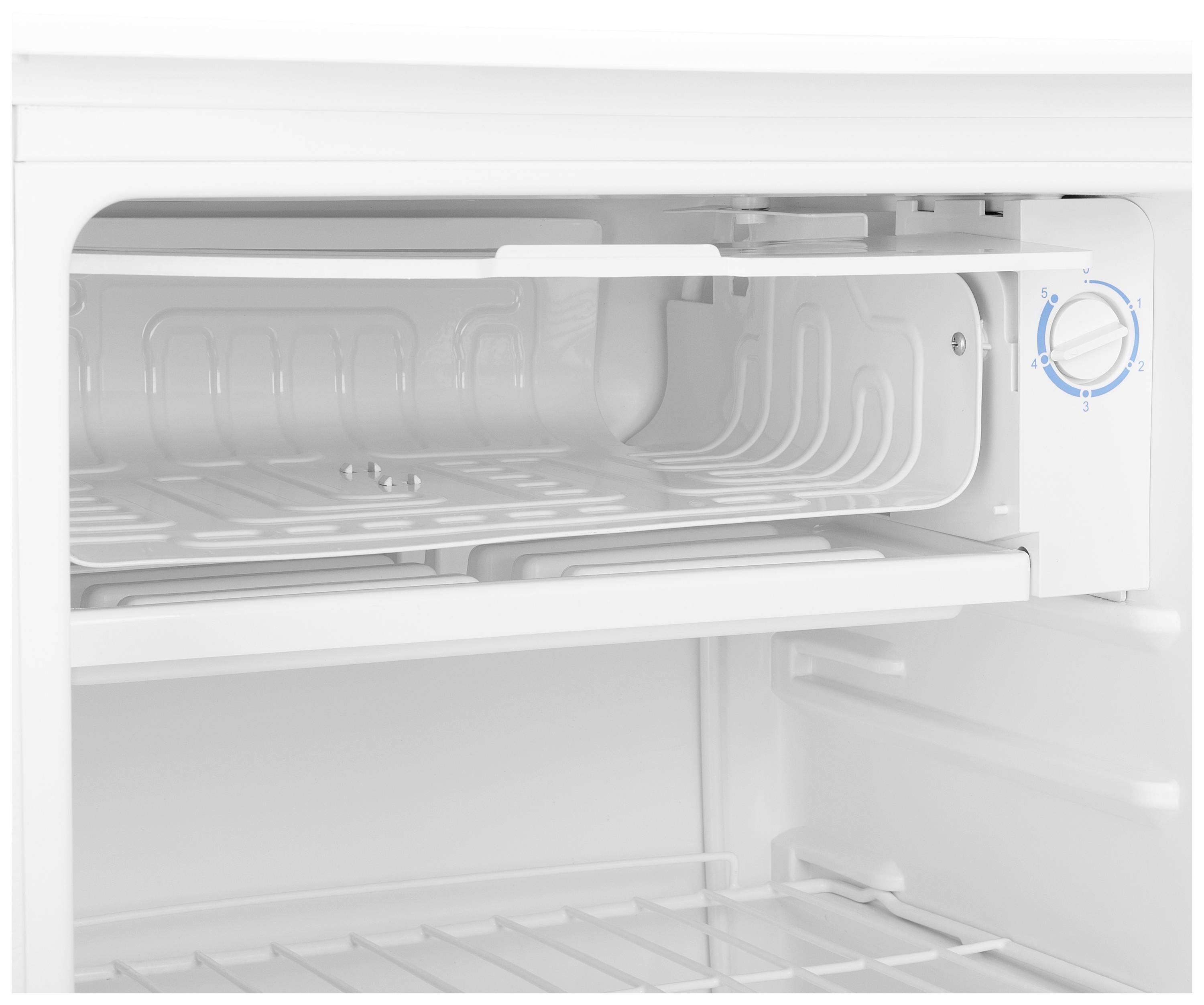 Een open koelkast met een leeg onderste vak en een temperatuurregeling aan de rechterkant.