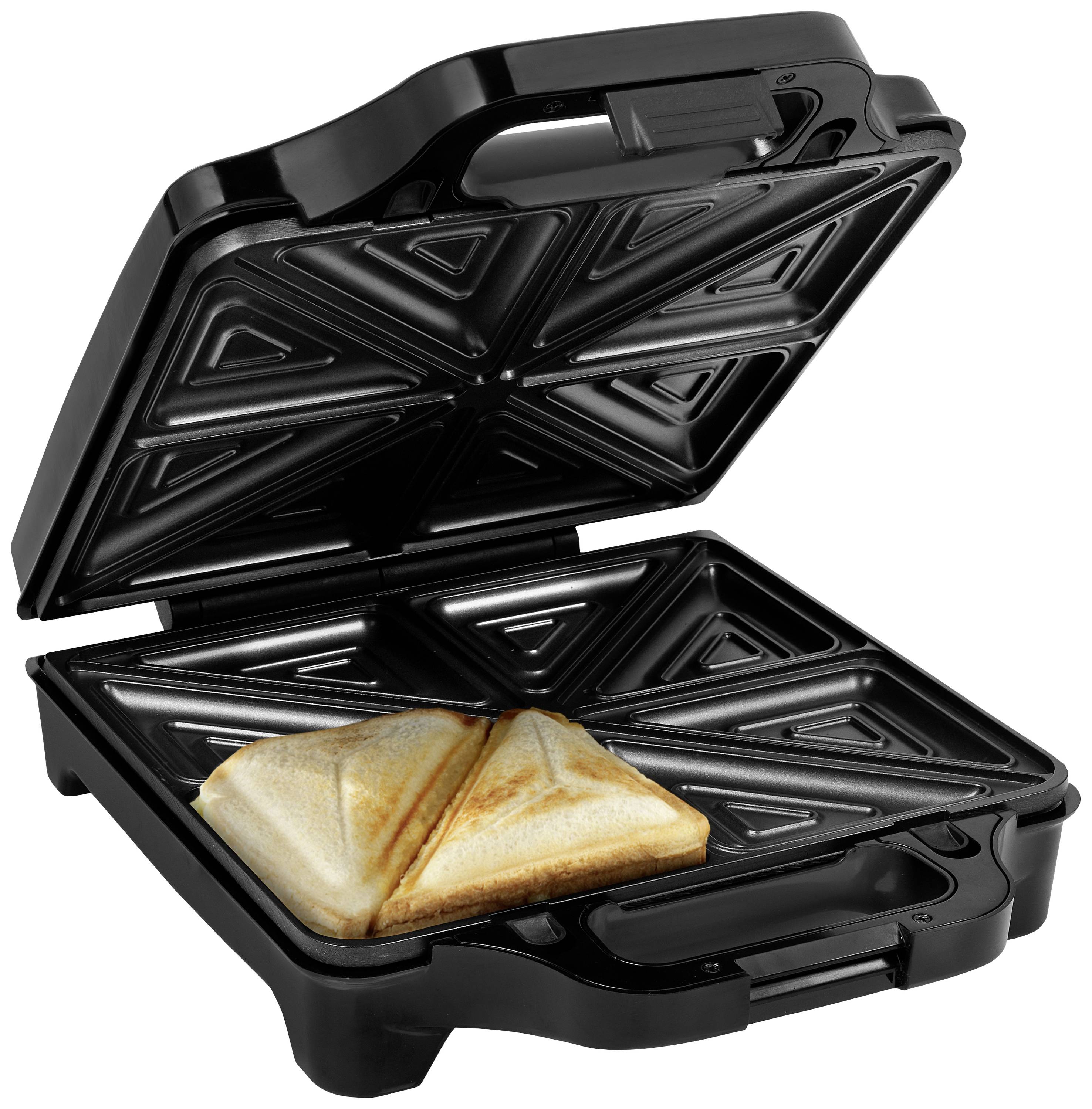 Een geopende tosti-ijzer met een geroosterde tosti aan de binnenkant. Het apparaat heeft een zwarte behuizing en een driehoekig patroon.