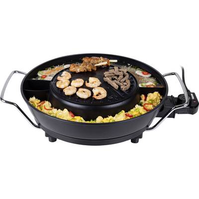 Een ronde tafelgrill met verschillende gerechten: garnalen, vlees, spiesen op het grilloppervlak, omringd door groenten en noedels in bouillon.
