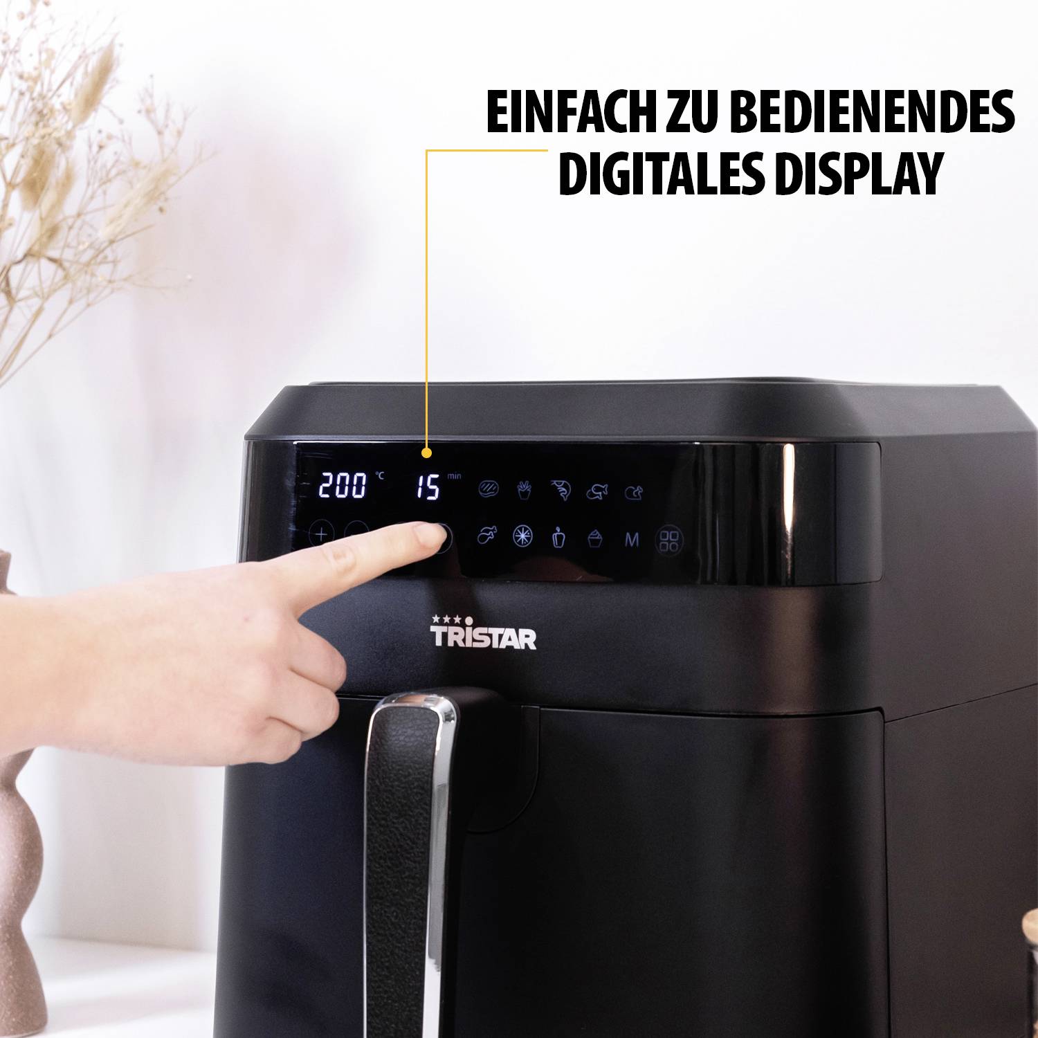 Een hand bedient het digitale display van een heteluchtfriteuse. Tekst toont: 'Eenvoudig te bedienen digitaal display'.