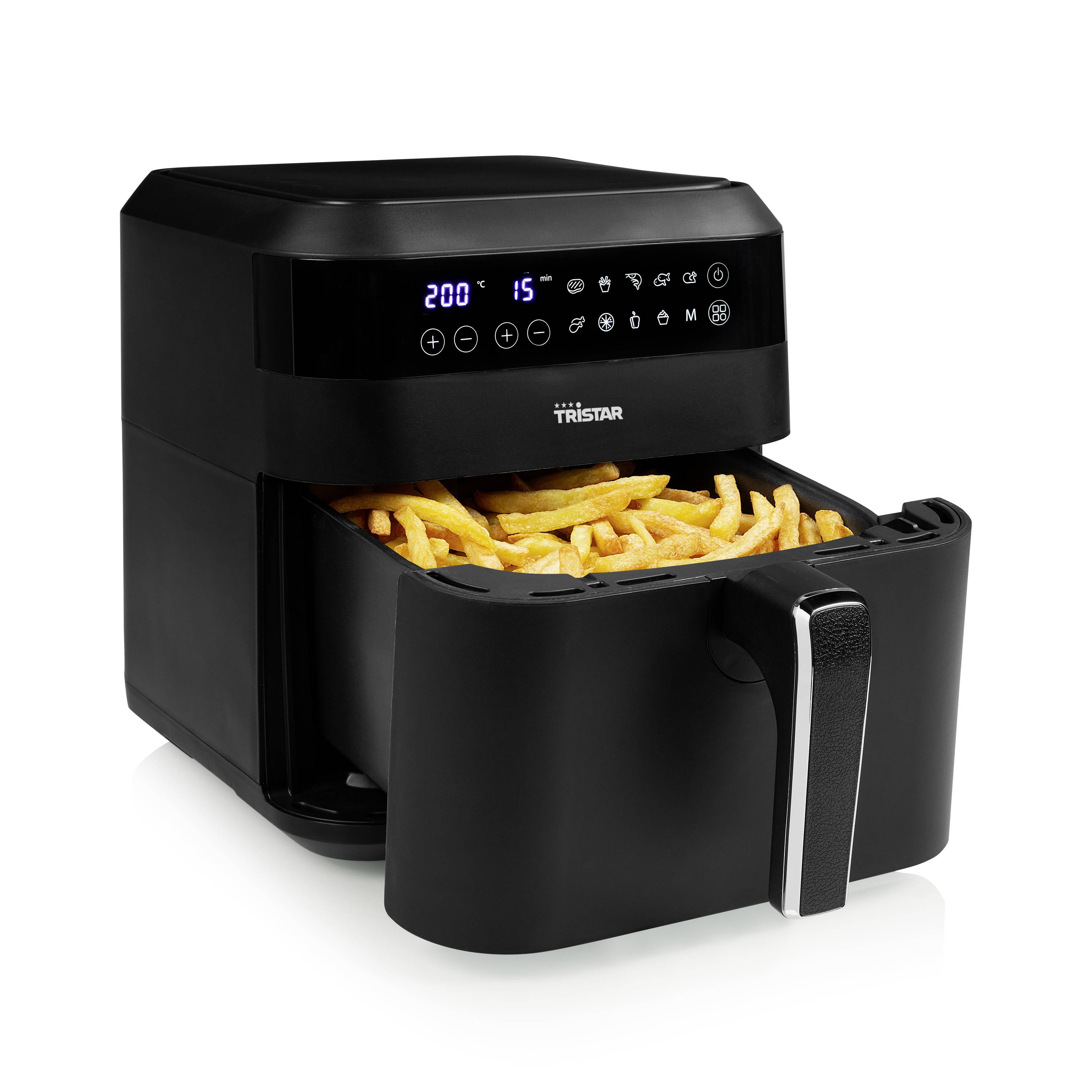 Zwarte airfryer met uitgetrokken lade, gevuld met frietjes. Bedieningspaneel toont symbolen en tijd.