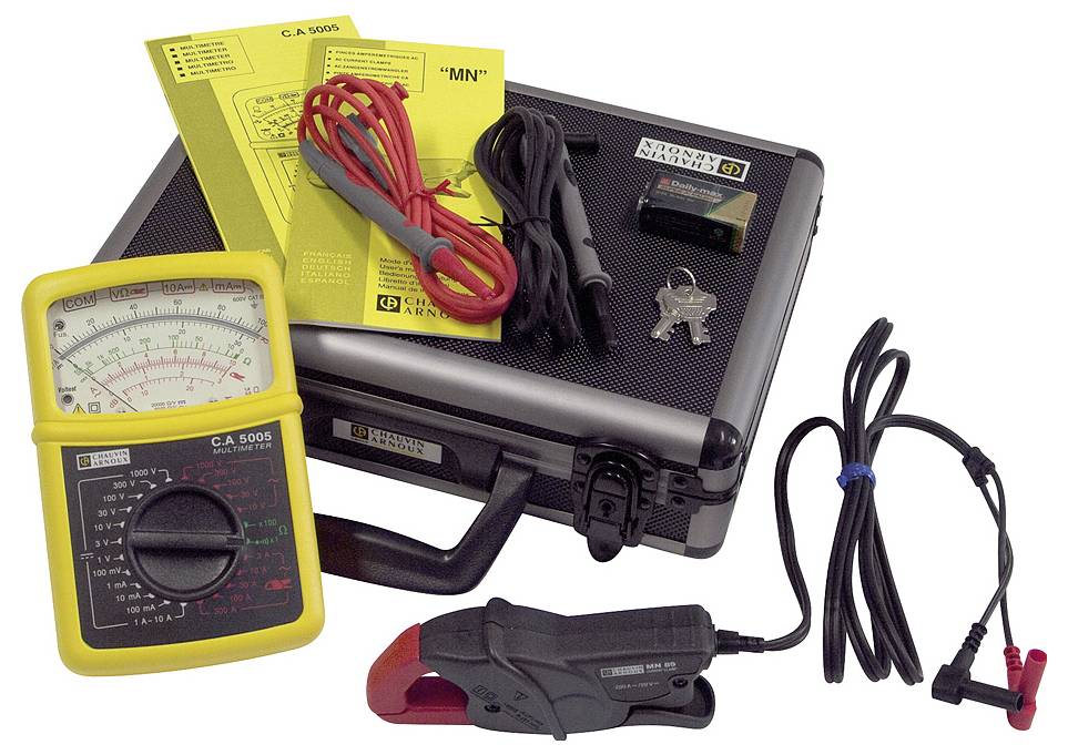Een multimeter-set met meetapparaat, kabels, handleidingen, batterij, klemmen en koffer, geschikt voor elektrische metingen en tests.