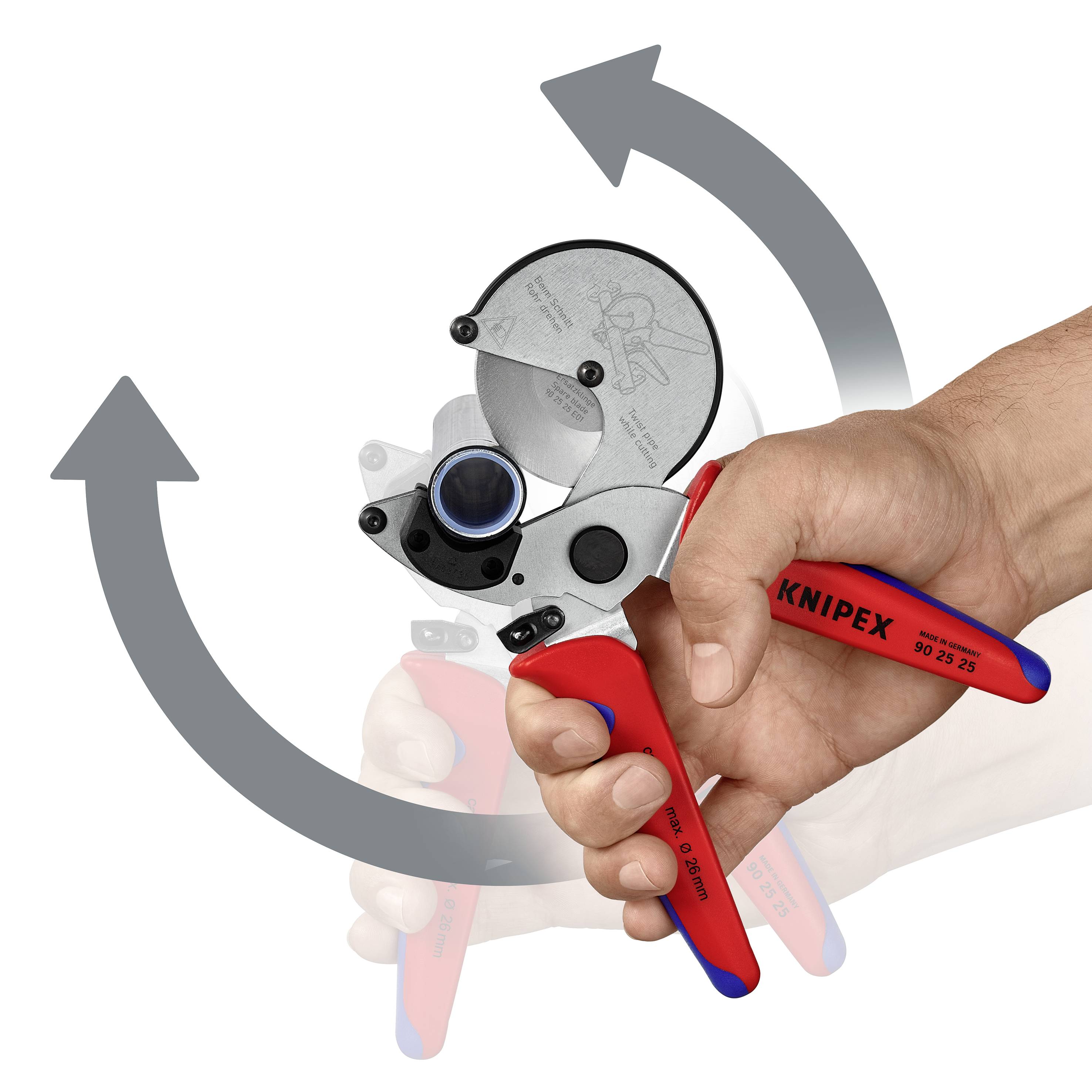 Een hand houdt een KNIPEX-kabelschaar vast. Pijlen geven de rotatierichting van de snijmessen aan om kabels door te knippen.