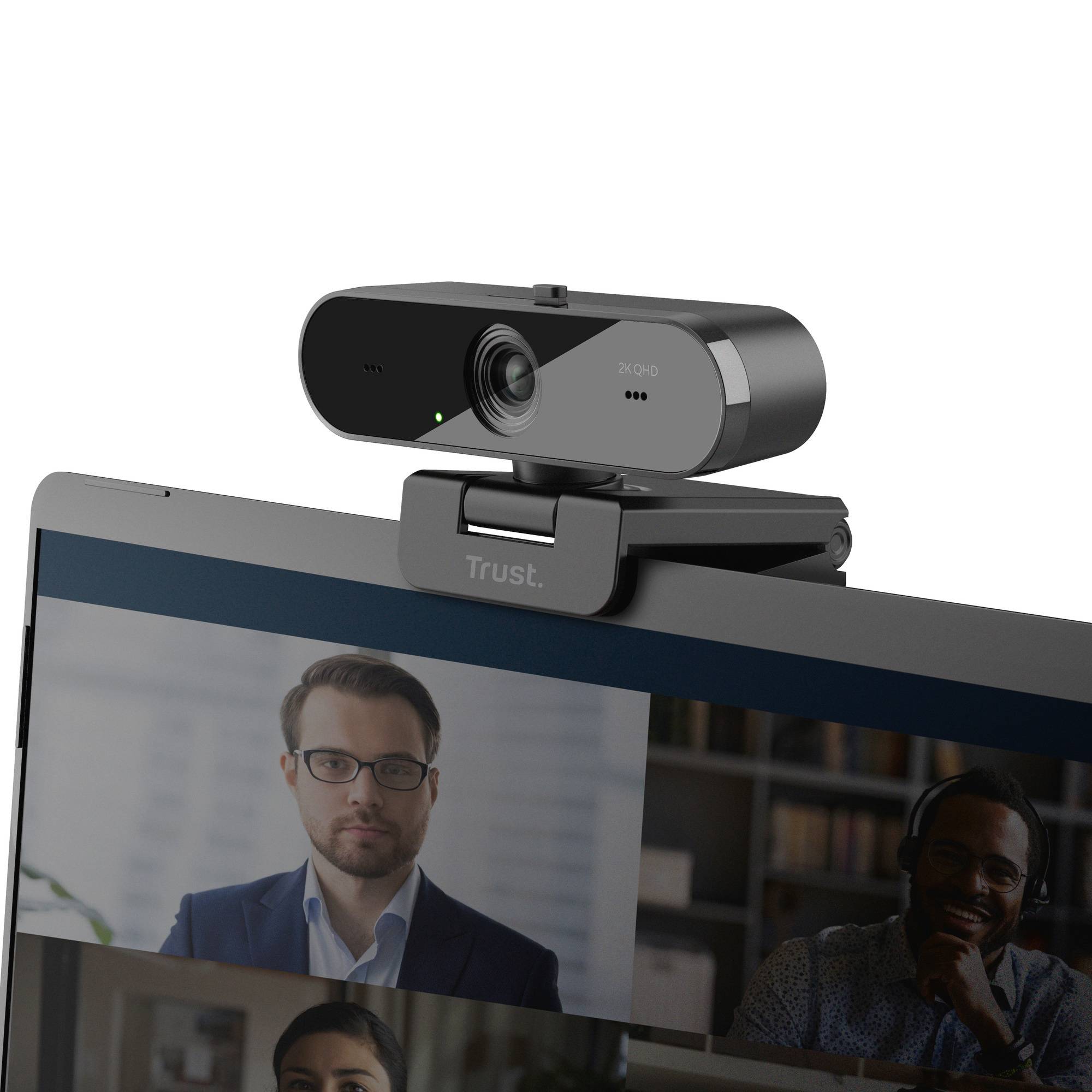 Een webcam zit op een computerbeeldscherm. Op het scherm bevinden zich twee verschillende videoconferentiemededelers.