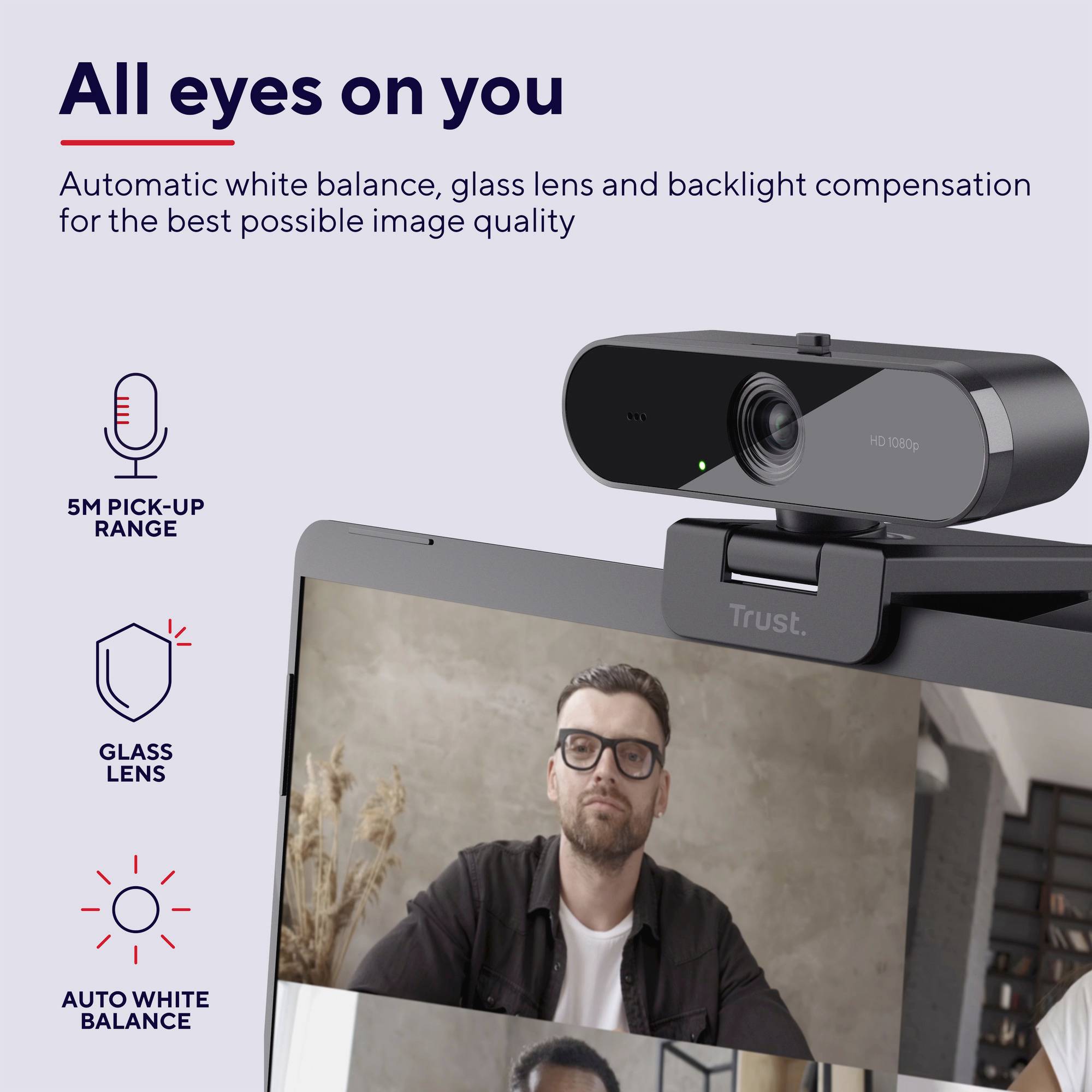 Hoogwaardige webcam op monitor gemonteerd, geschikt voor videoconferenties met automatische witbalans-technologie en glazen lens.