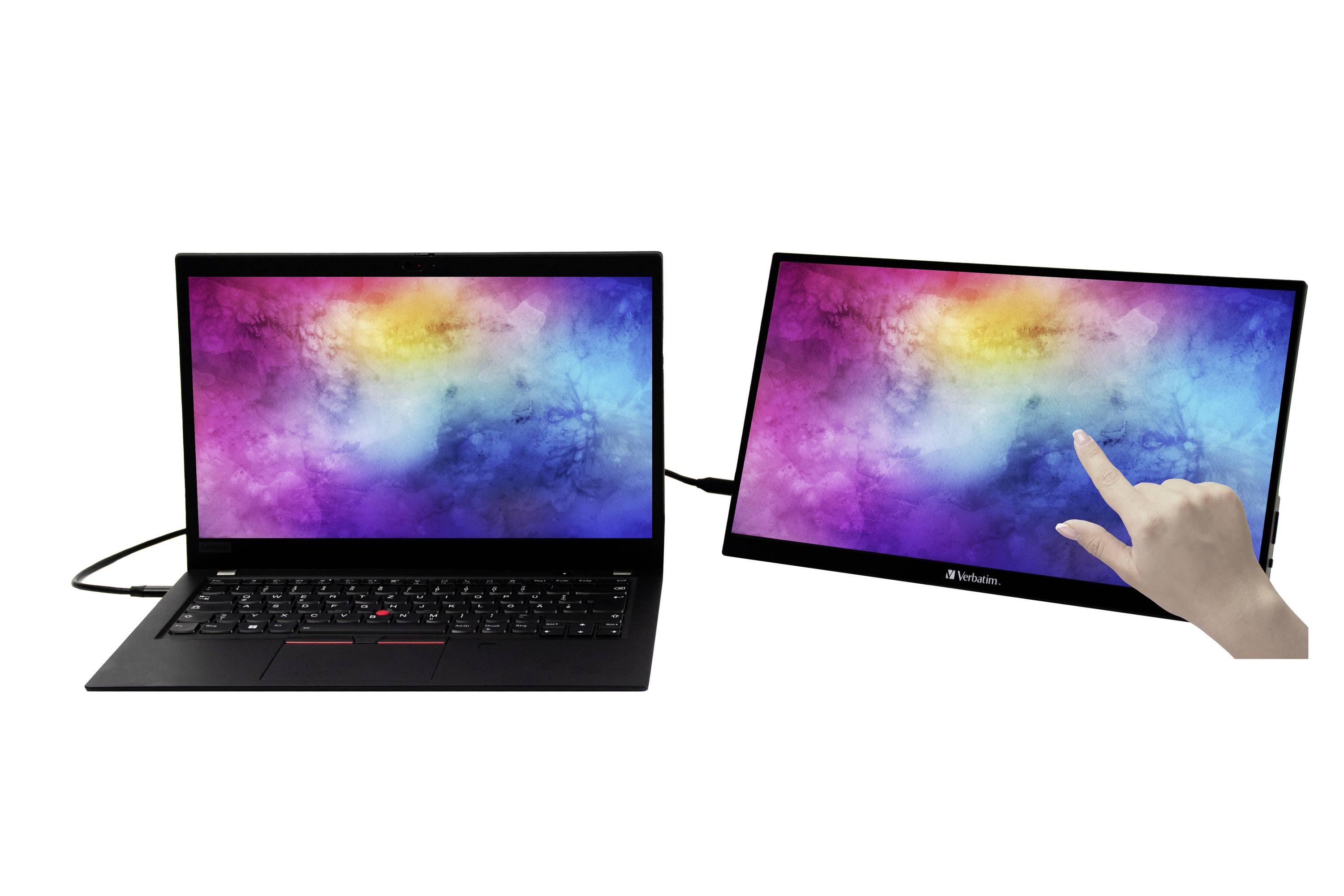 Twee verbonden monitors tonen een kleurrijk display. Een hand raakt de rechter touchscreen-monitor aan.