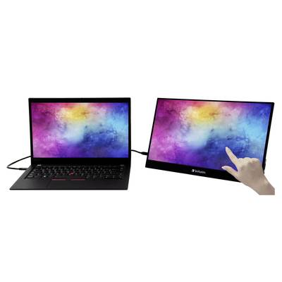 Een laptop is via een kabel verbonden met een draagbare monitor die kleurrijke wolkenpatronen weergeeft. Een hand raakt de monitor aan.
