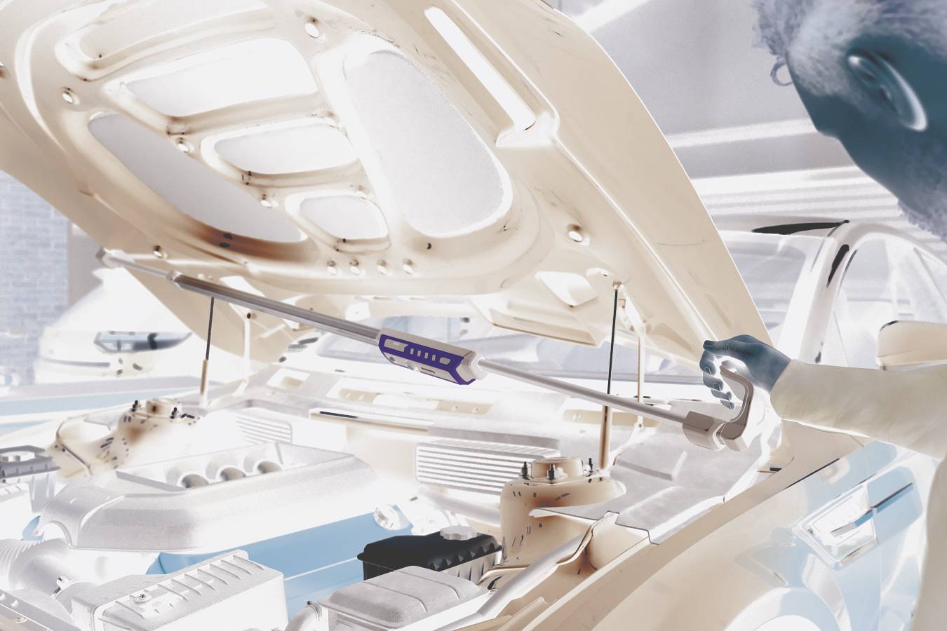 Een persoon controleert de motor van een auto met de motorkap open en gebruikt een diagnosegereedschap om technische gegevens te analyseren.