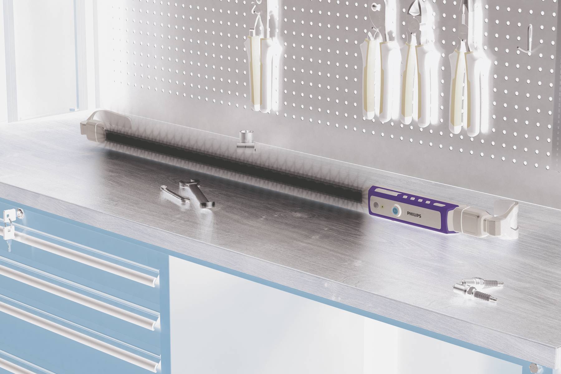 Een werkbank met gereedschappen aan de muur en een blauwe kist eronder; een lang apparaat ligt op het oppervlak van de tafel.