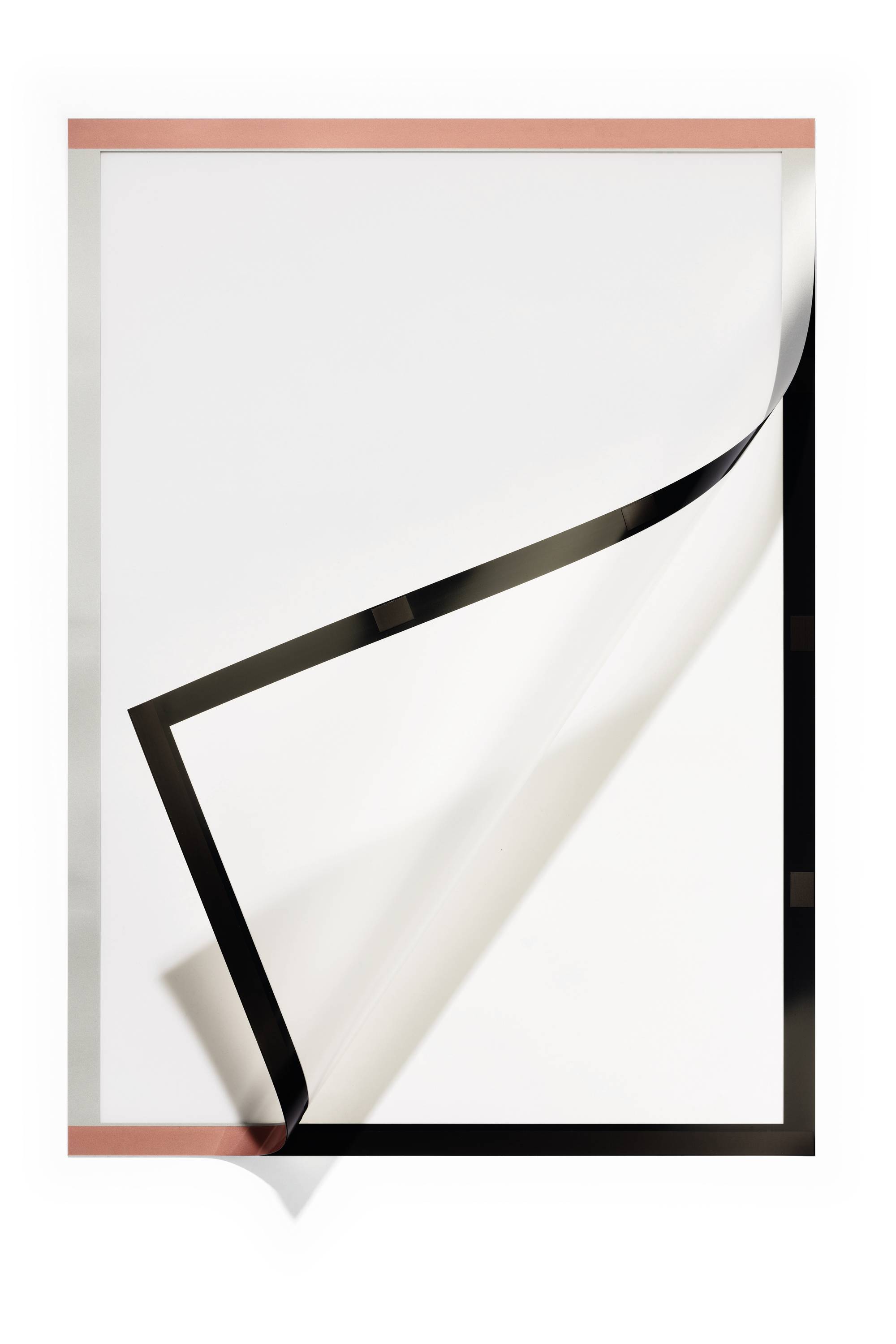 Een minimalistisch kunstwerk toont een wit blad met een zwarte rand, dat in een hoek wordt omgeslagen.