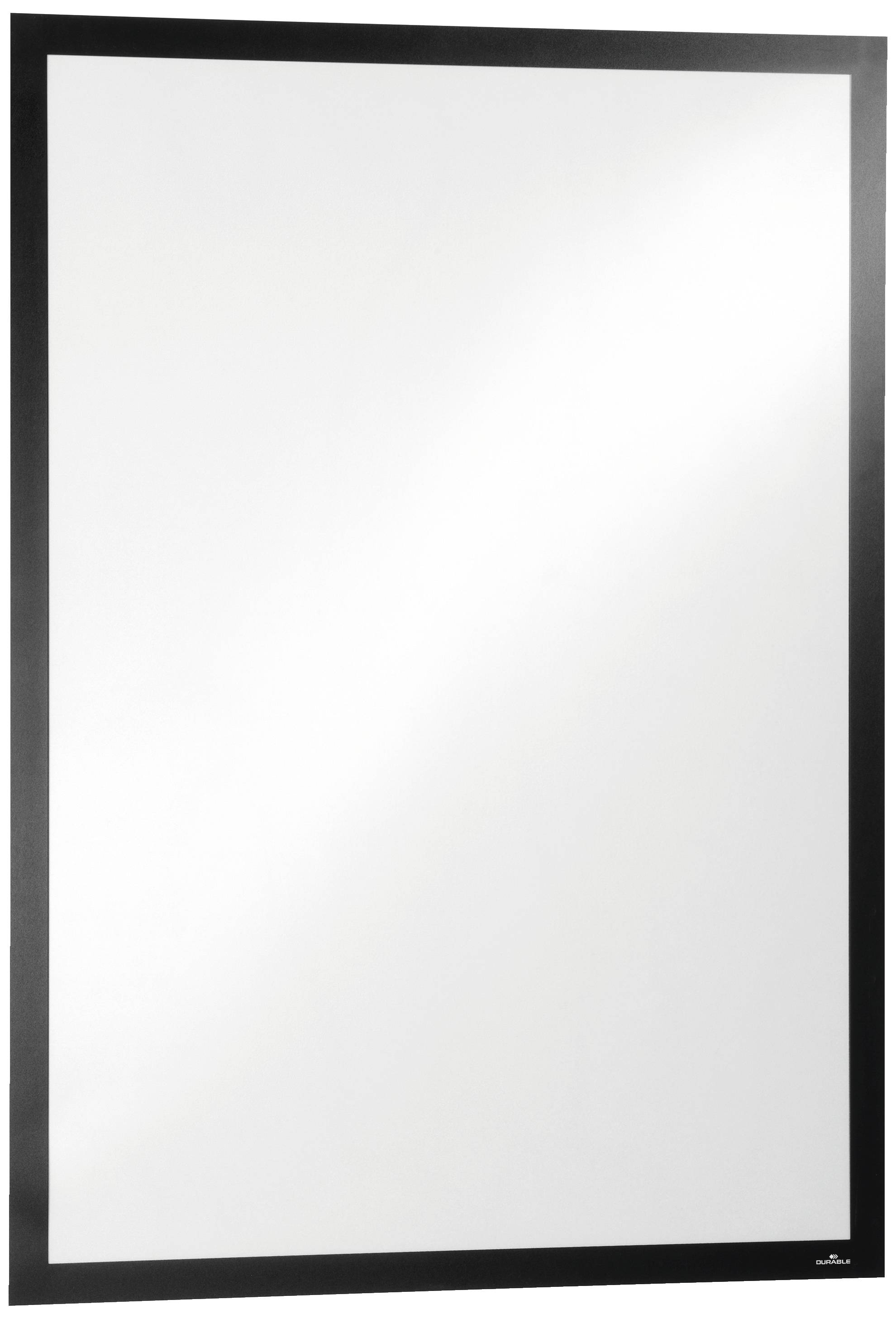 Een grote rechthoekige spiegel met een smal zwart frame weerkaatst licht.