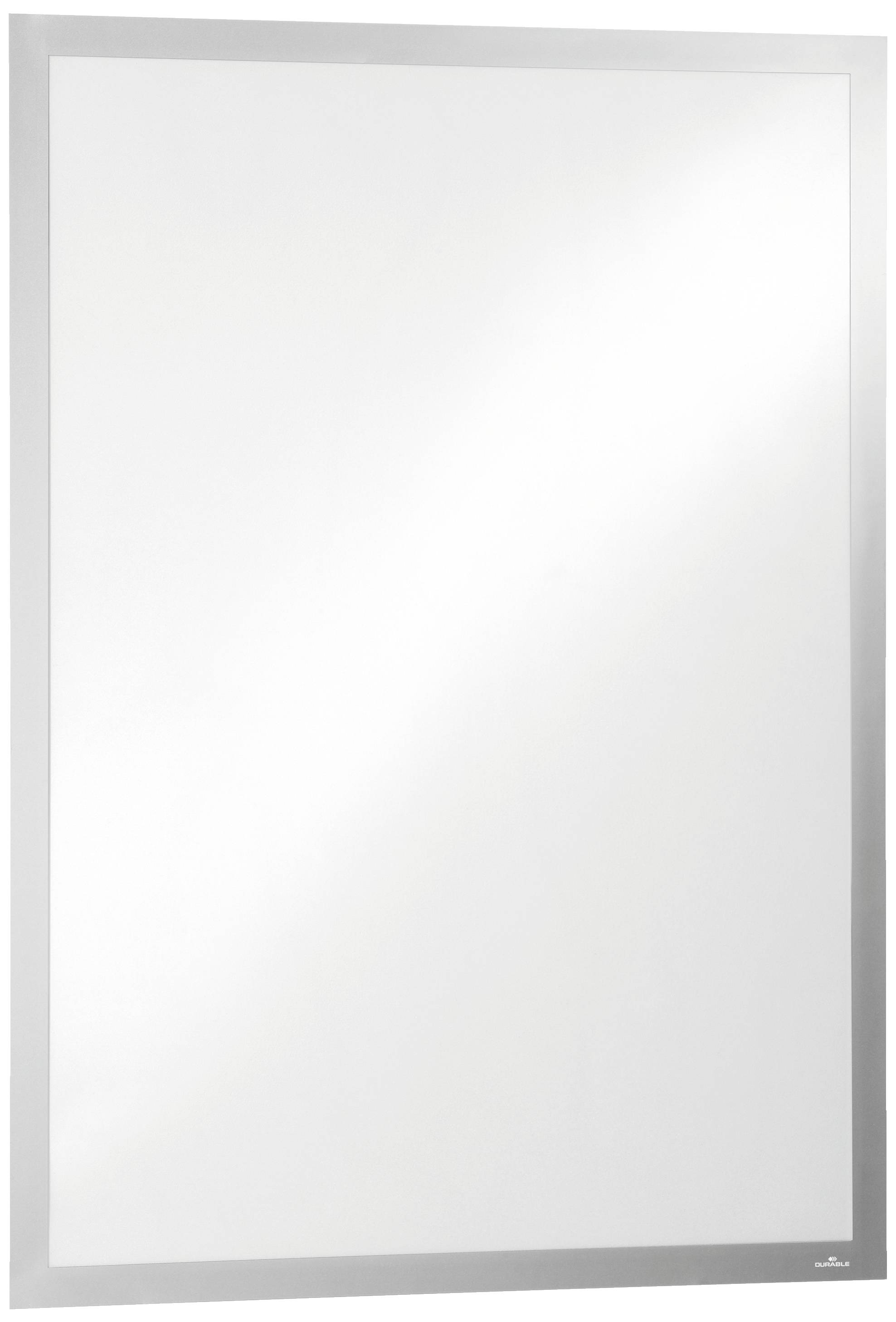 Een rechthoekige wandspiegel met een smal zilveren frame. De spiegel weerkaatst licht en heeft een gladde, glanzende oppervlakte.