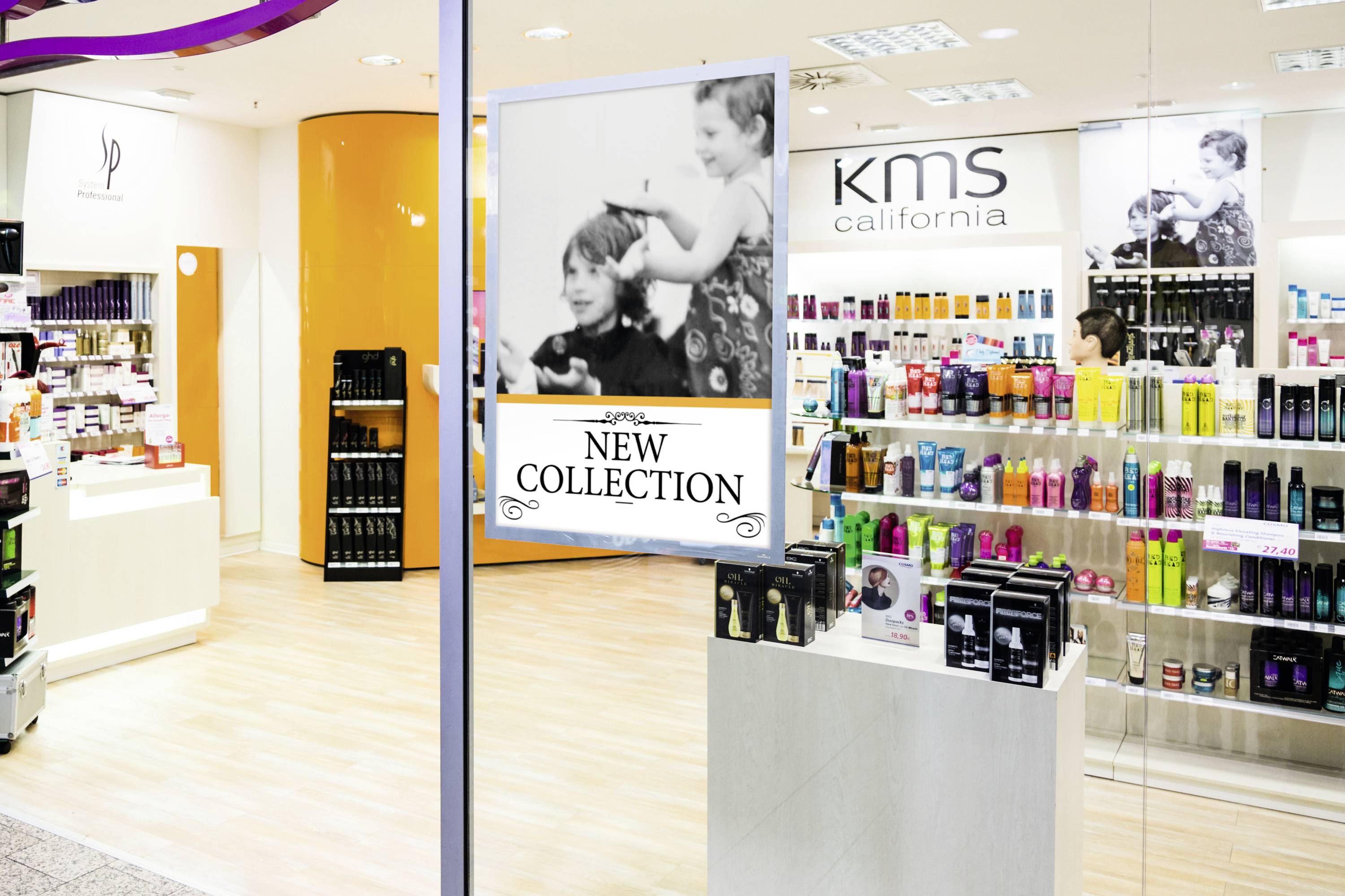 Kapsalon met reclameposter 'New Collection' in de etalage. Schappen met haarverzorgingsproducten zijn op de achtergrond zichtbaar.