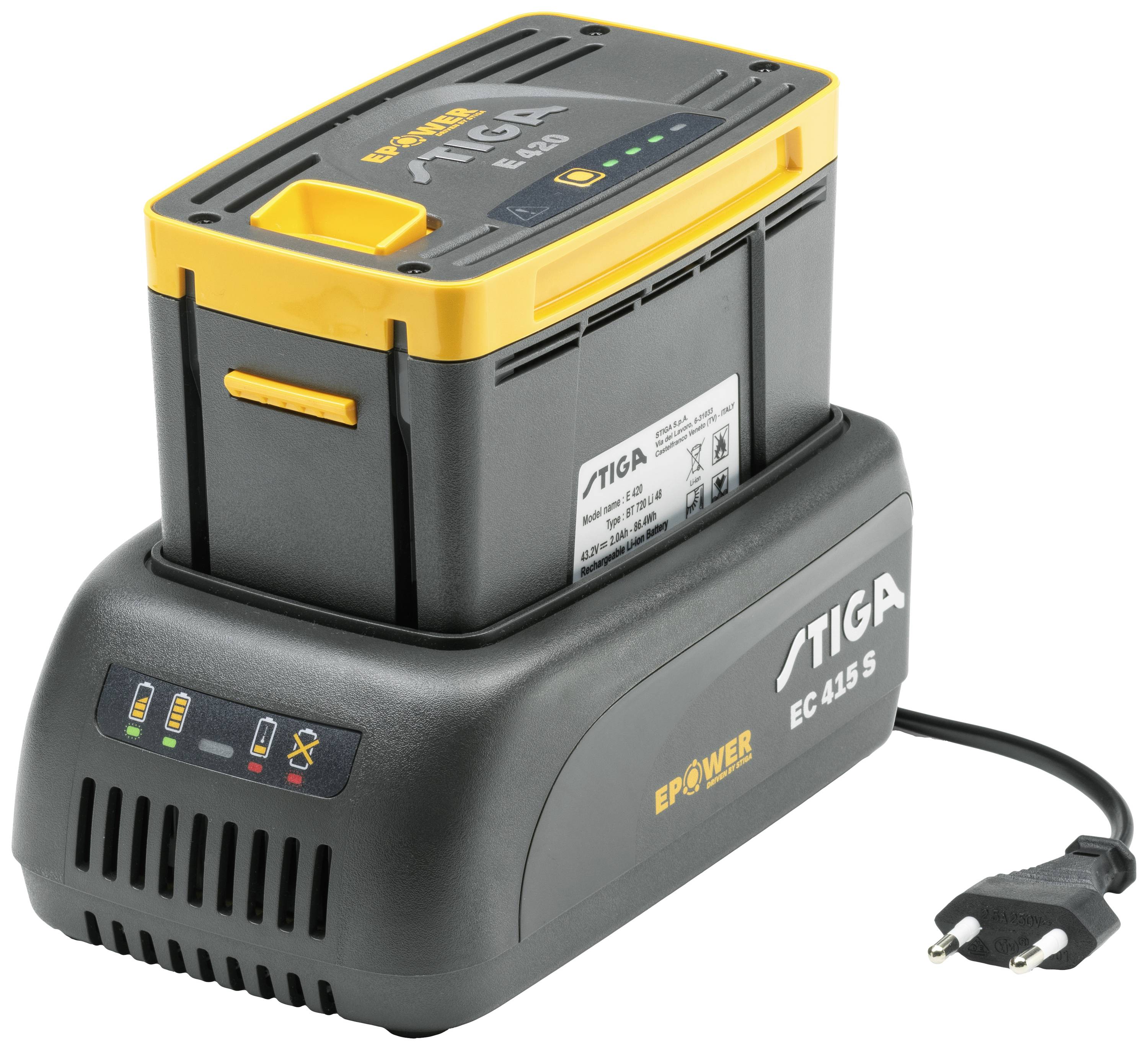 Oplader met geplaatste accu van het merk STIGA, model EC 415 S. Toont laadstatusindicator, LED-indicatoren en netsnoer.