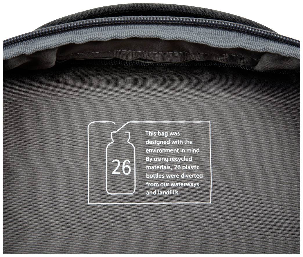 Binnenkant van een tas met tekst: 'Deze tas is milieubewust ontworpen. Gemaakt van 26 gerecyclede plastic flessen om stortplaatsen te ontlasten.'